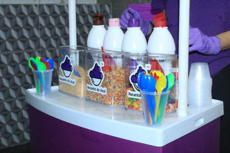 Mesa de acompanhamentos da estação de açaí do Recanto montada em festa na Zona Norte do RJ